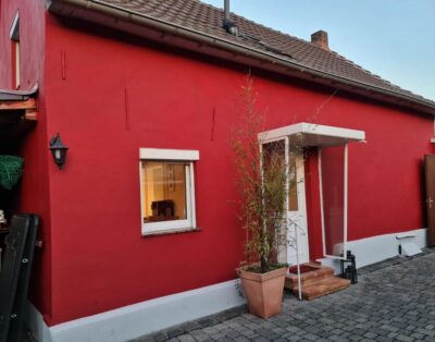 Schönste Lage am Rhein, behagliches Haus mit Kamin.