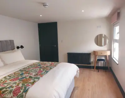 Cathedral Quarter Apartments –  The London Room